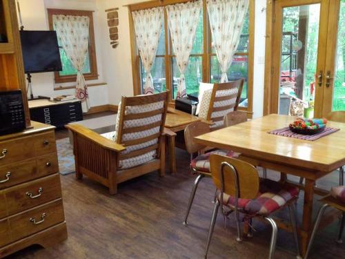 a dining room with a table and chairs at Tortuga Inn in Winamac