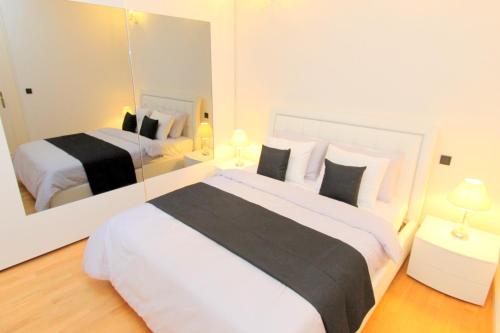 En eller flere senge i et værelse på Luxury apartments Krocínova