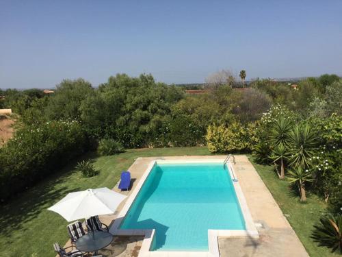 una imagen de una piscina en un patio en villa gio con piscina, en Siracusa