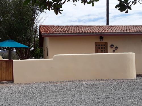 una pared blanca frente a una casa en Clos Benoit, A Vineyard Inn, en El Porvenir
