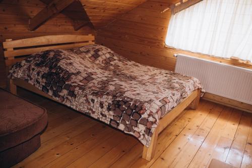 Uma cama ou camas num quarto em Girskyi Kut