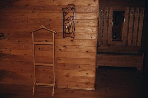 a wooden wall with a ladder in a room at Girskyi Kut in Kuty