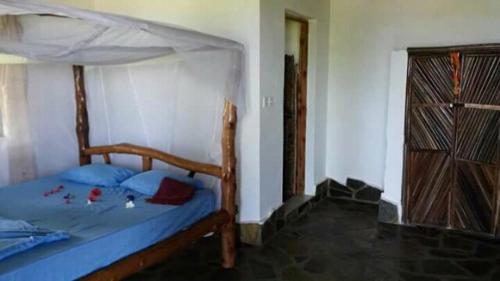 Tempat tidur dalam kamar di Mango Lodge Kenya