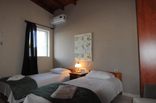 カラモスにあるRossa 18のベッド2台と窓が備わる客室です。