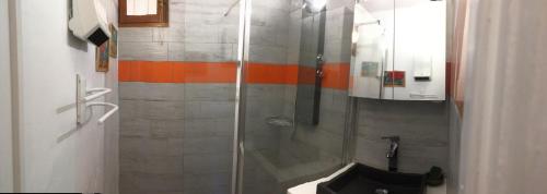 イエールにあるLakaz Arbanaiseのバスルーム(ガラス張りのシャワー、トイレ付)