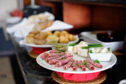 St Lucia Eco Lodge في سانت لوسيا: ثلاثة أطباق طعام على المنضدة تحتوي على أطعمة مختلفة