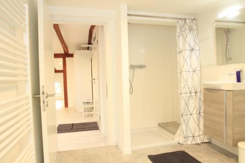 A bathroom at Gemütliche Dachgeschoßwohnung mit Altbaucharme