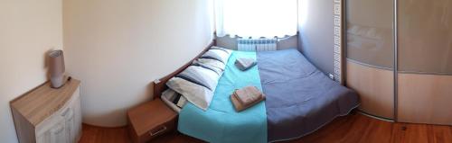 ウストシキ・ドルネにあるApartament 23の小さなベッドルーム(青いベッド1台付)