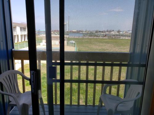 Μπαλκόνι ή βεράντα στο Rodeway Inn at Somers Cove Marina