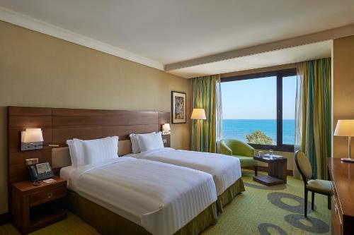 Кровать или кровати в номере Safir Fintas Hotel Kuwait