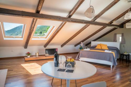 een slaapkamer met een bed en een tafel bij Plaium Montis in Salerno