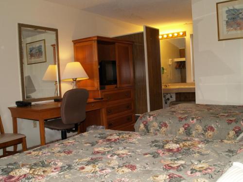 A bed or beds in a room at Parkview Motor Lodge