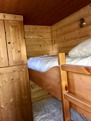 Ce chalet en rondins comprend des lits superposés. dans l'établissement Roul'hôte du bout du monde, à Landévennec
