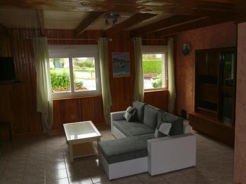 un salon avec un canapé et une table dans l'établissement maison yvonne, à Plouha