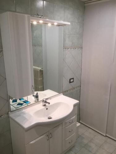 a bathroom with a white sink and a mirror at lalunanera in Cortazzone
