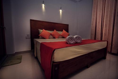 Una cama o camas en una habitación de Heavens Door Guest Inn