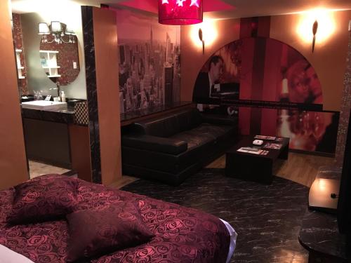 Hotel Apricot (Adult Only) في هيروشيما: غرفة معيشة مع أريكة ومرآة