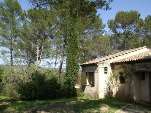 ドラギニャンにあるHoliday home with pool in Draguignanの木立の小屋