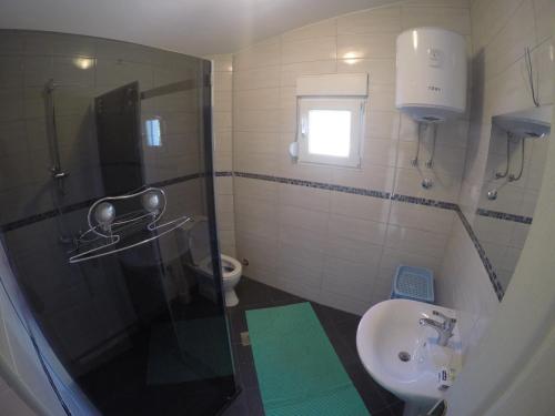 een badkamer met een douche, een toilet en een wastafel bij Holiday Home Free your mind in Dobra Voda