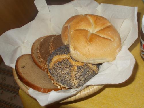 twee broodjes in een mand op een tafel bij Bauernhof Moadl in Weyregg