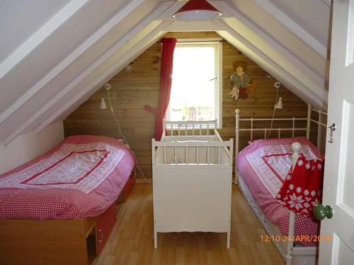 a bedroom with two beds in a attic at De Trouwerie in Emmen