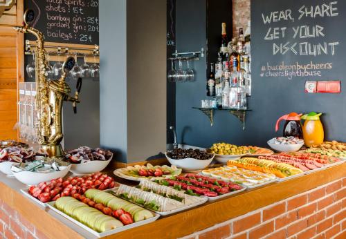 een buffet met verschillende soorten eten op tafel bij Bucoleon by Cheers in Istanbul