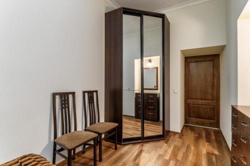リヴィウにあるNovyi Svitの鏡と椅子2脚が備わる部屋
