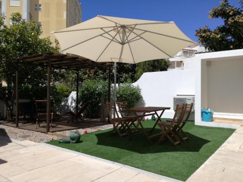 Κήπος έξω από το Sensations Guesthouse