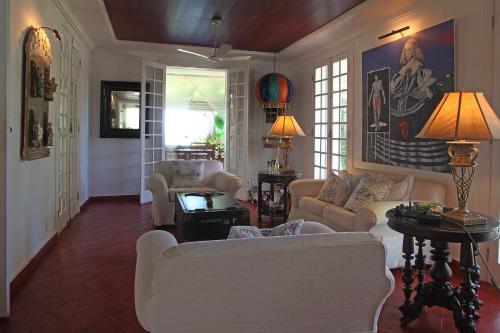 a living room with two couches and a table at Casa Grande São Vicente in Arraial d'Ajuda