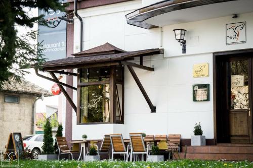 a group of chairs sitting outside of a building at Nest in Drobeta-Turnu Severin