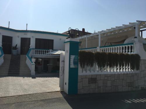 a white house with a fence and a gate at Residence R&B Tyrrhenum in Monte di Procida