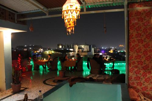 Kesar Heritage Boutique Home Stay في جودبور: غرفة مطلة على المدينة ليلا