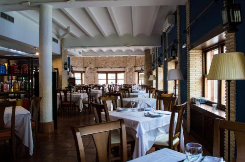 un comedor con mesas y sillas en un restaurante en Hotel Restaurante Setos, en Motilla del Palancar