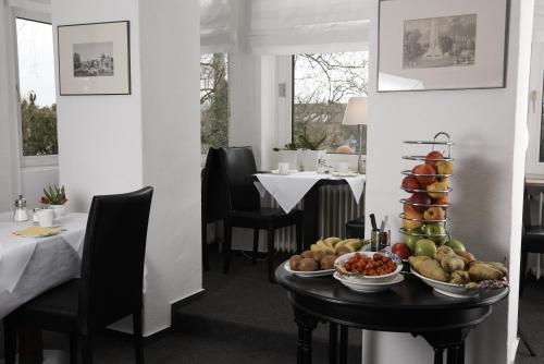 卡塞爾的住宿－Hotel Burgfeld，餐厅的桌子上放着水果盘
