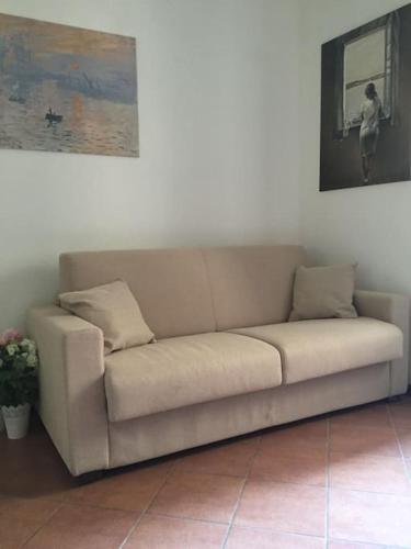 a couch sitting in a living room with a painting at Relax al mare in Giglio Porto