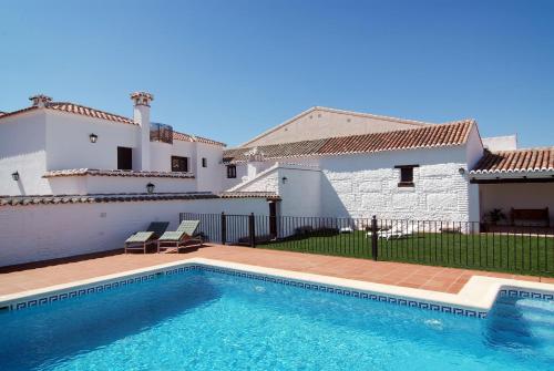 a swimming pool in front of a house at casa rural los corrales Totanes puy du Fou España in Totanés