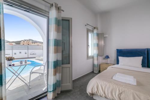 Postel nebo postele na pokoji v ubytování Santorini Blue Senses Villas
