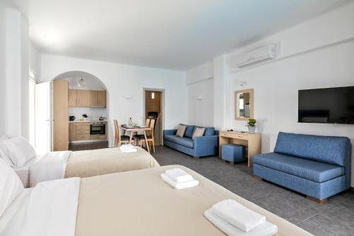 Ruang duduk di Santorini Blue Senses Villas