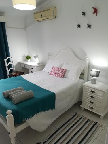 a white bed with two pillows on it in a bedroom at Ponte Romana in Silves