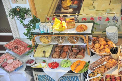 Makanan di atau berdekatan hotel