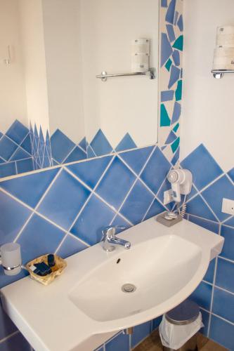 Salle de bains dans l'établissement Olbia City Hotel