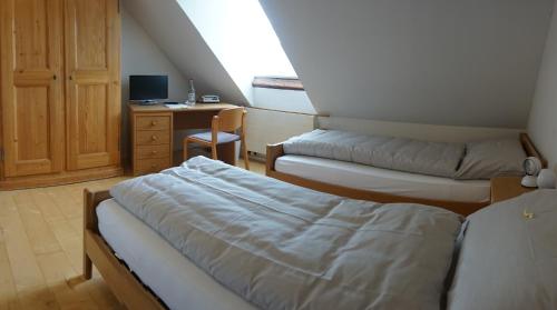 TV a/nebo společenská místnost v ubytování Klosterhotel Kreuz