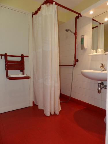 a bathroom with a shower curtain and a sink at Hôtel Le Vivier WISSANT - Vue Mer - Côte d'Opale - Baie de Wissant - 2CAPS in Wissant