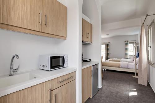 Dapur atau dapur kecil di Santorini Blue Senses Villas
