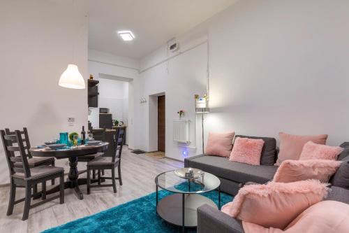 een woonkamer met een bank en een tafel bij Palace Residence in Boedapest