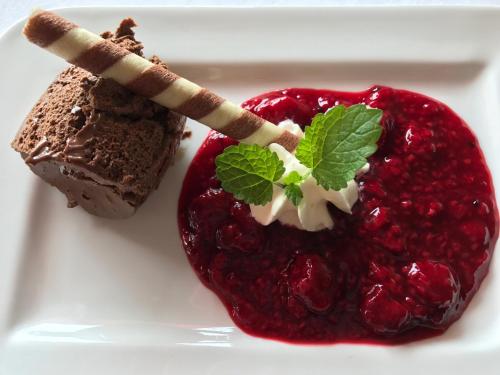 ein Dessert auf einem weißen Teller mit einem Stück Essen in der Unterkunft Dornröschen in Höchst im Odenwald