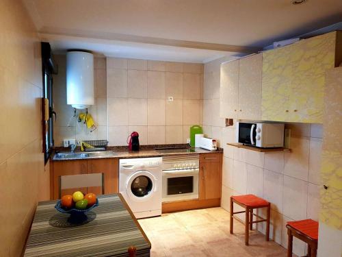 a kitchen with a washing machine and a dishwasher at Calle Río Deva 17 in Oviedo