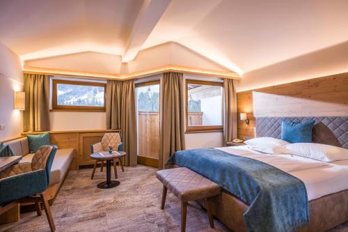 een hotelkamer met een bed en een bureau bij Hotel Bergkristall in Oberau