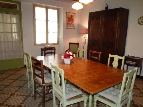 une salle à manger avec une table et des chaises en bois dans l'établissement La Maison d´Amazone, à Mont-Disse