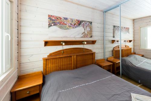 a small bedroom with a bed and a bed sidx sidx sidx sidx at LevinSatu: SeLevi and TaLevi Apartments in Levi